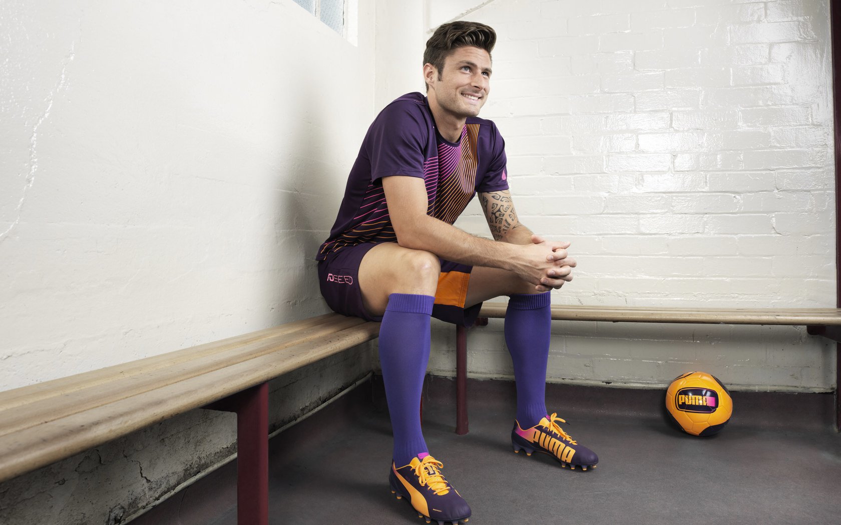 不发出声音的人各有各的故事，不发出一点声音是什么四字成语